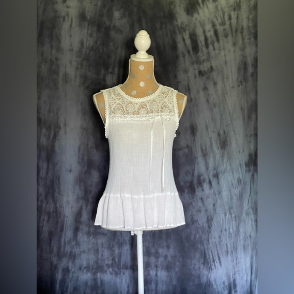 Doe & Rae lace top white super cute size M